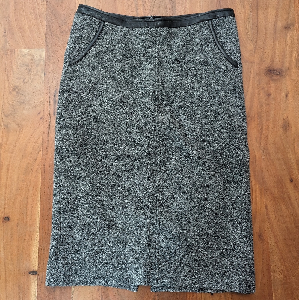 Charli grey pencil skirt, women's size 4, lined skirt is wool-like, with pockets